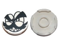 LEGO part Fliese, Rund 2 x 2 mit unterer Noppenhalterung mit schwarzen zuzwinkernden Augen, Schnurrbart, Augenbrauen und Grinsen mit scharfen Zähnen (Nixel Gesicht) Muster 14769pb079