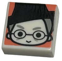 LEGO onderdeel Tile 1 x 1 with Female Witch Head with Smile, Black Hat and Glasses, and Light Bluish Eyebrows and Hair on Coral Background Pattern (HP Minerva McGona 3070pb304