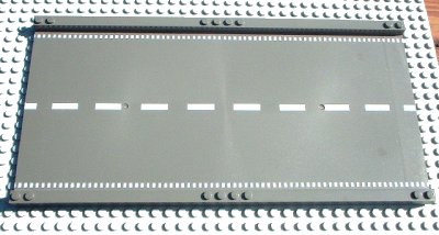 LEGO onderdeel Baseplate, Road 32 x 16 Ramp, Straight with White Center Stripe Pattern (30401px1)
