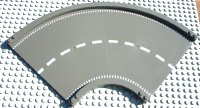 LEGO onderdeel Baseplate, Road 24 x 24 Ramp, Curved (16w surface) with White Center Stripe Pattern 30402px1