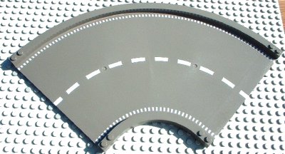 LEGO onderdeel Baseplate, Road 24 x 24 Ramp, Curved (16w surface) with White Center Stripe Pattern (30402px1)