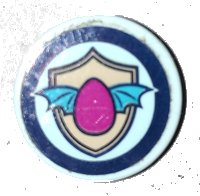 LEGO onderdeel Tegel, Rond 2 x 2 met Onderkant Studs Houder met Gevleugeld Magenta Ei en Tan Schild op Lichtaquablauw Achtergrond met Donkerblauw Rand Patroon (Sticker) - Set 41173 14769pb360