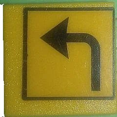 LEGO onderdeel Road Sign 2 x 2 Square with Clip with Arrow Left Turn Pattern (Sticker) - Set 7243 (30258pb031)