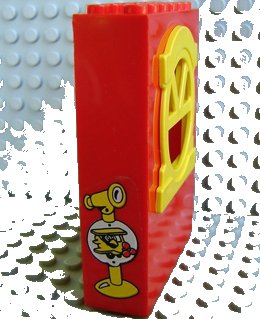 LEGO onderdeel Fabuland Building Wall 2 x 6 x 7 with Round Top Yellow Window and Field Glass and Plane Pattern (Sticker) - Set 3671 (x636c02pb05)