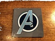 LEGO onderdeel Tile 6 x 6 with Bottom Tubes with Metallic Light Blue Avengers Logo Pattern (Sticker) - Set 76131 (10202pb026)