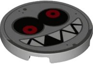 LEGO onderdeel Tile, Round 3 x 3 with Black and Red Eyes, Open Mouth Smile with Sharp White Teeth, Dark Bluish Gray Border and Dots Pattern (Super Mario Grrrol Face) (67095pb014)