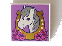 LEGO part Carreau 2 x 2 avec Tête de Cheval Orientée vers la Gauche dans Fer à Cheval et Motif de Fleurs 3068pb0992