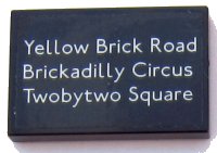 LEGO part Carreau 2 x 3 avec Motif 'Yellow Brick Road' Blanc, 'Brickadilly Circus' et 'Twobytwo Square' (Autocollant) - Set 10258 26603pb039