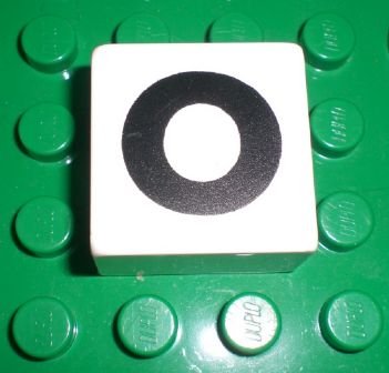 LEGO part Duplo, Fliese 2 x 2 x 1 mit Schwarzem Großbuchstaben O Muster (2756pb322)