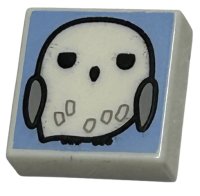 LEGO onderdeel Tile 1 x 1 with Owl with Light Bluish Gray Feathers and Wings on Bright Light Blue Background Pattern (HP Hedwig) 3070pb299