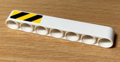 LEGO part Technic, Liftarm Spesso 1 x 7 con Strisce di Pericolo Nere e Gialle Modello Lato Sinistro (Adesivo) - Set 42078 (32524pb041L)