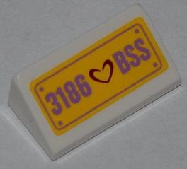 LEGO onderdeel Slope 30 1 x 2 x 2/3 with Dark Red Heart and '3186 BSS' Pattern (Sticker) - Set 3186 (85984pb028)