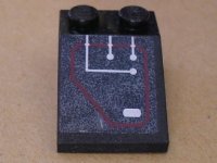 LEGO part Schräge 33 3 x 2 avec Motif Circuiterie Argent 2 Lignes Droites, 1 Ligne Courbée dans Contour Rouge (Autocollant) - Set 7702 3298pb037