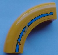 LEGO part Stein, Abgerundete Ecke 5 x 5 x 1 ohne Noppen mit beschädigtem mittlerem Azure-Streifen und Rostmuster Seite A (Aufkleber) - Set 70423 24599pb03a