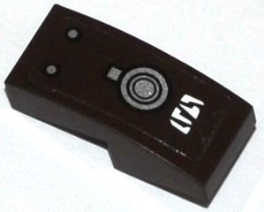 LEGO part Schräge, Courbée 2 x 1 x 2/3 avec Caractères Aliens Blancs, Bouchon de Remplissage Argenté et Motif Rivets Côté Modèle Gauche (Autocollant) - Ensemble 70145 (11477pb008L)