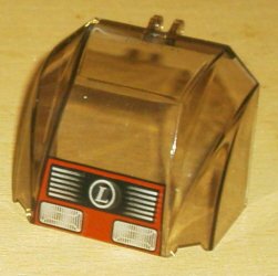 LEGO part Parabrisas 4 x 6 x 4 Dosel con Bisagra con Faros, Rejilla y Patrón 'L' en Círculo (30633pb05)