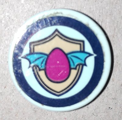 LEGO part Loseta, Redonda 2 x 2 con Soporte de Espiga en la Parte Inferior con Huevo Magenta Alado y Escudo Bronceado sobre Fondo Aguamarina Claro con Patrón de Borde Azul Oscuro (Pegatina) - Set 41173 (14769pb360)