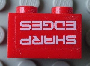 LEGO part Stein 1 x 2 mit 'SHARP EDGES' Kopfüber Muster (Aufkleber) - Set 7701 (3004pb084)
