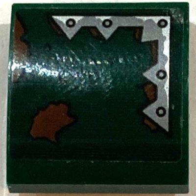 LEGO part Pente, Courbe 2 x 2 x 2/3 avec Motif de Plaque Métallique Argent avec Pics et Rivets et Éclaboussures de Boue Brun Rougeâtre Côté Modèle Droit (Autocollant) - Ensemble 70434 (15068pb586R)