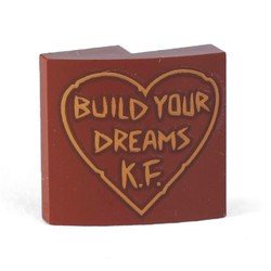 LEGO part Schräge, Curva 2 x 2 x 2/3 con Motivo 'BUILD YOUR DREAMS K.F.' in Cuore Contornato (15068pb194)