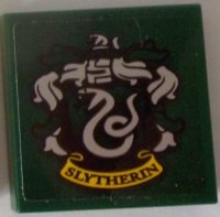 LEGO part Carreau 2 x 2 avec blason HP 'SLYTHERIN' sur fond vert foncé (Autocollant) - Set 71043 3068pb1231